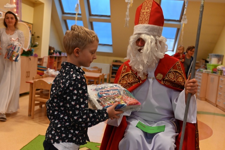 Św. Mikołaj w przedszkolu sióstr prezentek