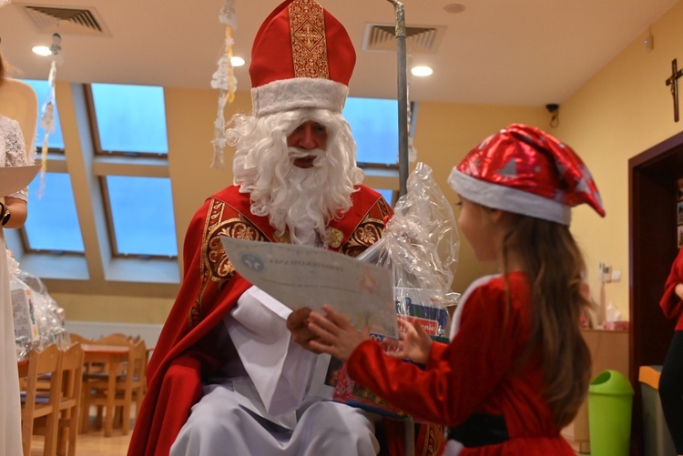 Św. Mikołaj w przedszkolu sióstr prezentek