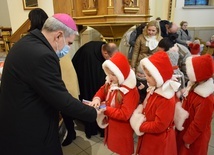 Biskup osobiście wręczył dzieciom prezenty.