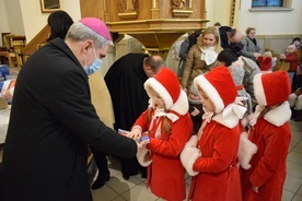Biskup osobiście wręczył dzieciom prezenty.
