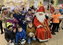 Mikołaj z dziećmi w parafii NMP Królowej Polski w Głuszycy.