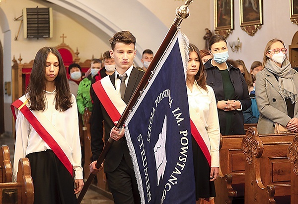 Młodzi z dumą zaprezentowali nowy skarb placówki.