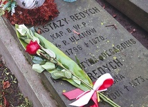 ▲	W Skierniewicach złożono kwiaty na nagrobkach trzech powstańców, pochowanych na cmentarzu św. Stanisława.