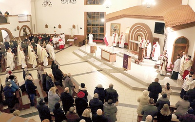 W uroczystościach wzięli udział kapłani archidiecezji warmińskiej, ełckiej i elbląskiej, a także liczni parafianie i goście. 