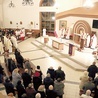 W uroczystościach wzięli udział kapłani archidiecezji warmińskiej, ełckiej i elbląskiej, a także liczni parafianie i goście. 