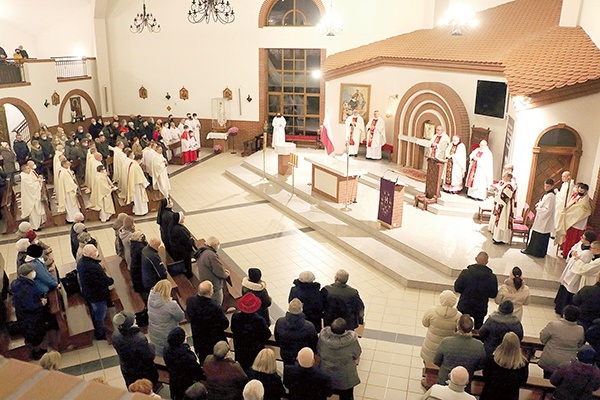 W uroczystościach wzięli udział kapłani archidiecezji warmińskiej, ełckiej i elbląskiej, a także liczni parafianie i goście. 