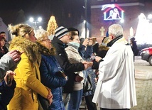 Podzielić się opłatkiem z proboszczem... – bezcenne.