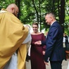 ▲	Kinga i Mirek Sobiesiakowie ponawiają przysięgę małżeńską.