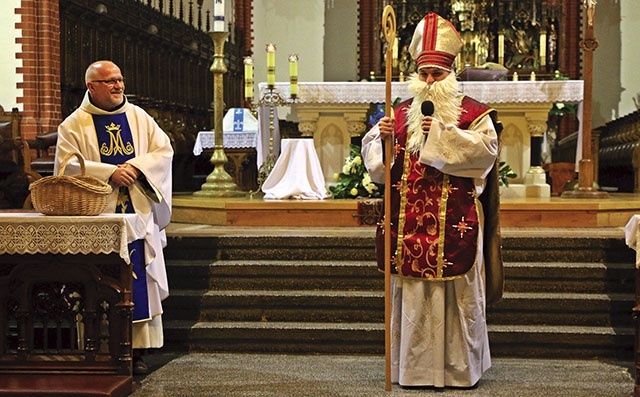 ▲	Święty Mikołaj losował serduszka z dobrymi uczynkami i rozdawał nagrody.