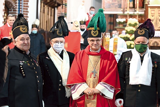 	Pamiątkowe zdjęcie z przedstawicielami związków zawodowych, którzy wręczyli biskupowi wyjątkowe nakrycie głowy.