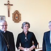 	W spotkaniu uczestniczyli (od lewej) bp Marek Mendyk, Urszula Furtak oraz ks. Sławomir Augustynowicz.