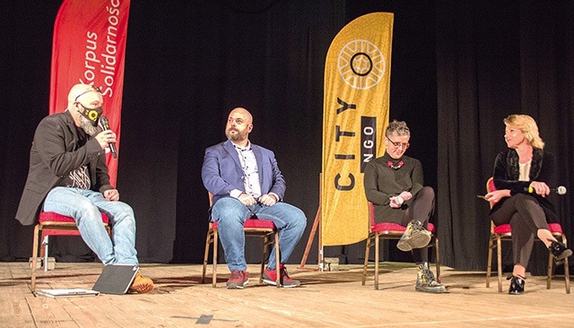 	Rozmowę gości: Macieja Kunysza, Justyny Uchańskiej i Bernadety Szczypty poprowadził Marcin Kurnik. 