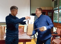 	Szczęśliwy laureat z nagrodami.