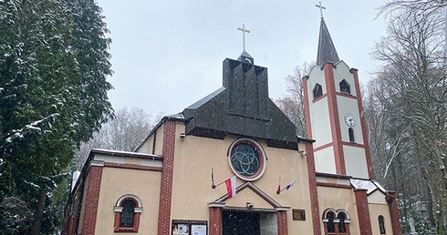 Na przestrzeni lat kościół był dwukrotnie rozbudowywany.