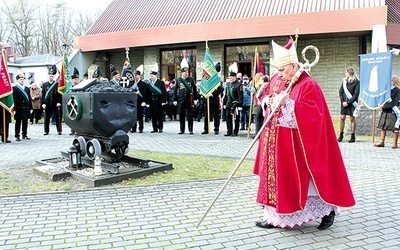 Po modlitwie złożono kwiaty przed pomnikiem w hołdzie górnikom.