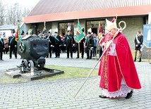 Po modlitwie złożono kwiaty przed pomnikiem w hołdzie górnikom.