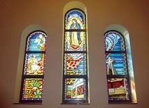 Kompozycja obejmuje trzy okna (Ireneusz Franusik, 2019).