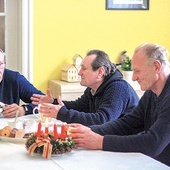 ▲	Przy stole na plebanii w Kolonowskiem.  Od lewej: proboszcz, Mirek, pan Rysiu.