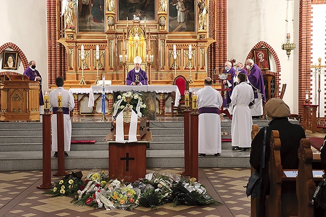  Liturgii pogrzebowej przewodniczył bp Grzegorz Olszowski.