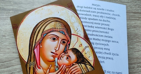 Obrazek, na którym zamieszczona została modlitwa, przedstawia ikonę Matki Bożej przytulającej małego Jezusa. 