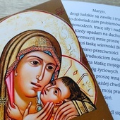 Obrazek, na którym zamieszczona została modlitwa, przedstawia ikonę Matki Bożej przytulającej małego Jezusa. 