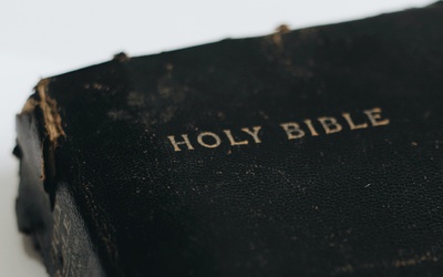 Wandale zaatakowali kościół w Stuttgarcie – „porozrzucano Biblie”