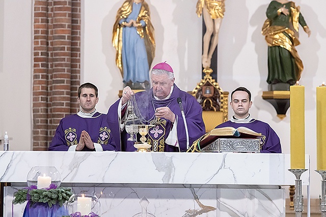 ▲	W Eucharystii wzięli udział lekarze, ich współpracownicy i pacjenci.