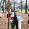 ▲	Swoje drzewko w parku ma również Tymoteusz Duchowski ps. Motek, żołnierz II Obwodu „Żywiciel” na Żoliborzu, dziadek Marty Oleksy.