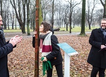 ▲	Swoje drzewko w parku ma również Tymoteusz Duchowski ps. Motek, żołnierz II Obwodu „Żywiciel” na Żoliborzu, dziadek Marty Oleksy.