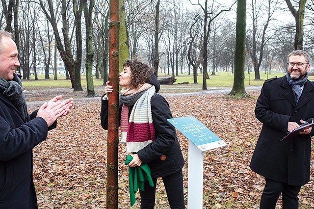 ▲	Swoje drzewko w parku ma również Tymoteusz Duchowski ps. Motek, żołnierz II Obwodu „Żywiciel” na Żoliborzu, dziadek Marty Oleksy.