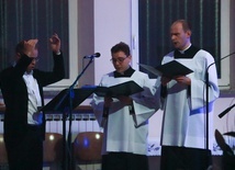 Hymn ku czci Bogarodzicy wykonali alumni Wyższego Seminarium Duchownego pod kierunkiem zaprzyjaźnionego organisty.