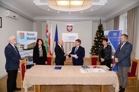 Podpisanie porozumienia o współpracy gminy i powiatu.
