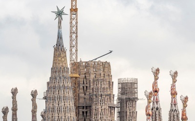 Zobacz, jak po raz pierwszy rozbłyska wielka gwiazda na wieży Matki Bożej bazyliki Sagrada Familia w Barcelonie!