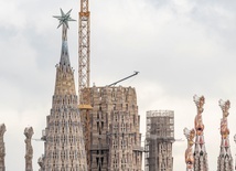 Zobacz, jak po raz pierwszy rozbłyska wielka gwiazda na wieży Matki Bożej bazyliki Sagrada Familia w Barcelonie!