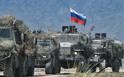 Putin dąży do odrodzenia dwubiegunowego układu świata euroatlantyckiego lub do rozmów o kształcie Europy z Francją i Niemcami ponad głowami Ukrainy,  Polski i innych krajów  Europy Środkowej.