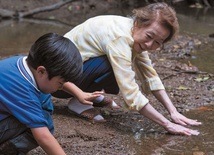 Yuh-Jung Youn za kreację postaci babci zdobyła Oscara w kategorii najlepsza aktorka drugoplanowa.