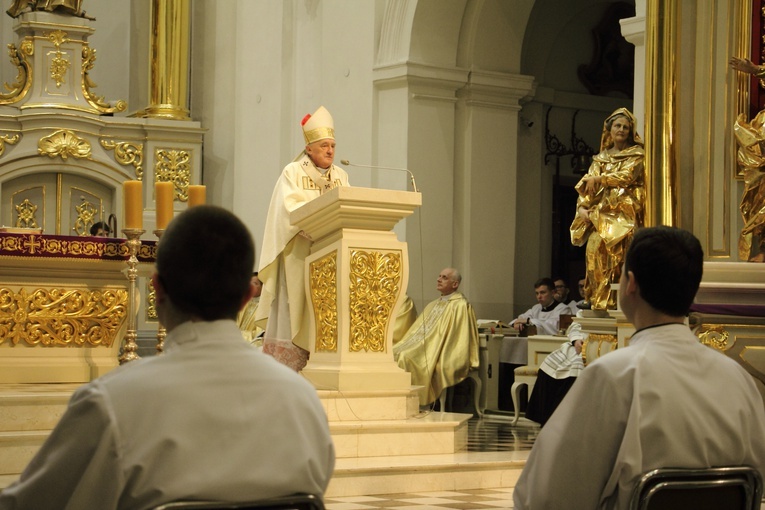 Służcie z miłością i zmniejszajcie dystans 