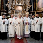 Grupowe zdjęcie po zakończeniu liturgii.