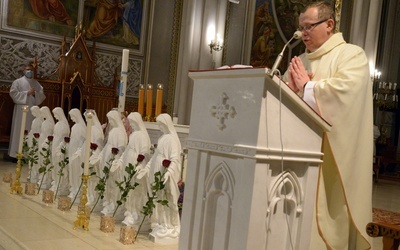 Mszy św., podczas której zostały poświęcone figury Niepokalanej Matki Kościoła, przewodniczył ks. Przemysław Wójcik.