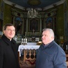 Ks. proboszcz Robert Groch i Michał Ząbek w kaplicy w Kannie.