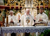 Biskupi wraz z kustoszem o. Dariuszem Laskowskim przy ołtarzu sanktuarium św. Józefa.