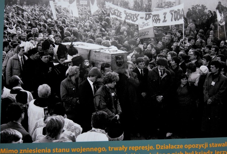 Wystawa plenerowa "Stan wojenny 1981-1983" 
