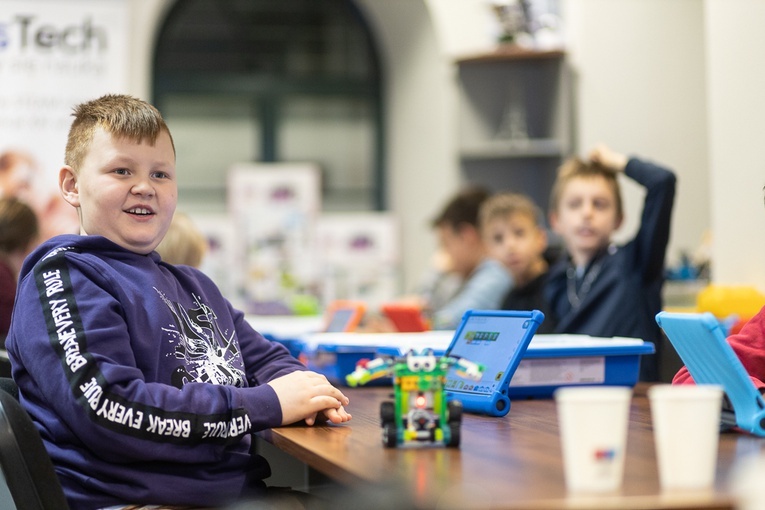 Ministranci budowali roboty