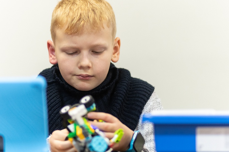 Ministranci budowali roboty