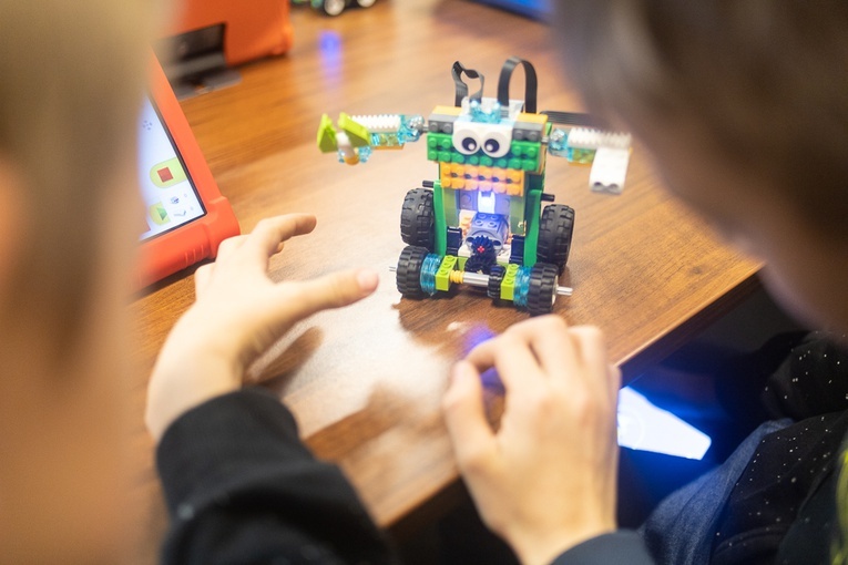 Ministranci budowali roboty