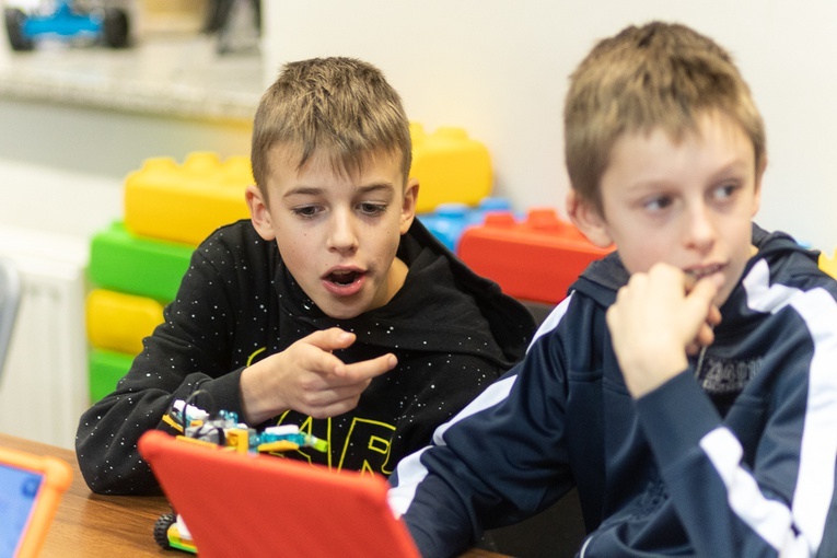 Ministranci budowali roboty