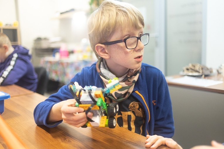 Ministranci budowali roboty