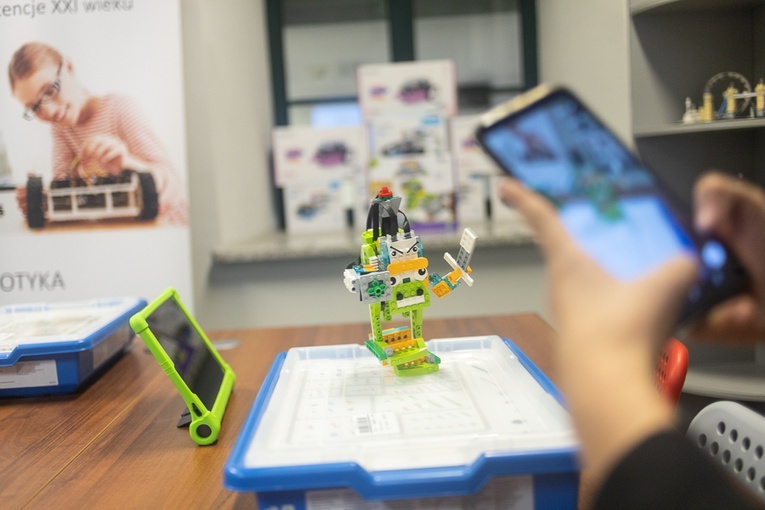 Ministranci budowali roboty