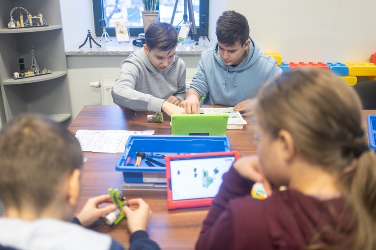 Ministranci budowali roboty