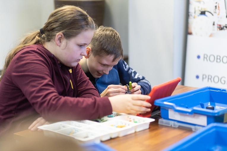 Ministranci budowali roboty